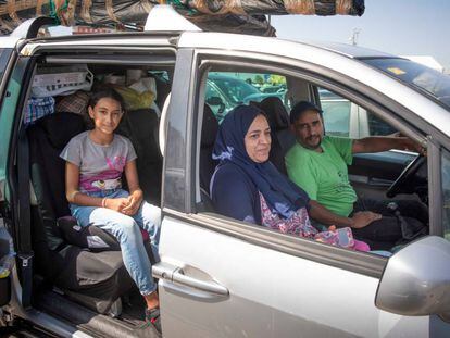 Soumnia Meduen, su marido Said y su hija Mariam, esperan en el Puerto de Algeciras para cruzar el Estrecho, el 3 de agosto.