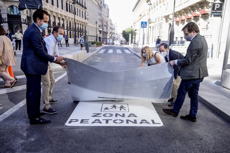 El delegado de Desarrollo Urbano, Mariano Fuentes, el vicepresidente de la Comunidad de Madrid, Ignacio Aguado, el alcalde de Madrid, José Luis Martínez-Almeida y el delegado de Medio Ambiente y Movilidad, Borja Carabante, en la inauguración de la peatonalización de la Puerta del Sol.