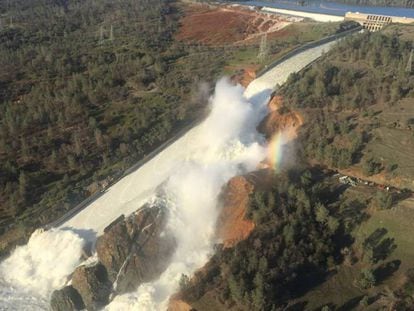 Vista aèria dels danys de la presa Oroville, a Califòrnia.