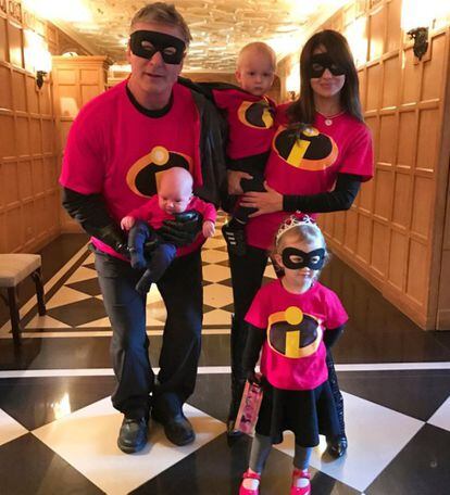 La mujer de Alec Baldwin, Hilaria, sería la encargada de revelar en su cuenta de Instagram que el matrimonio y sus tres hijos escogieron trajes a conjunto para ser "Los Increíbles' al completo.