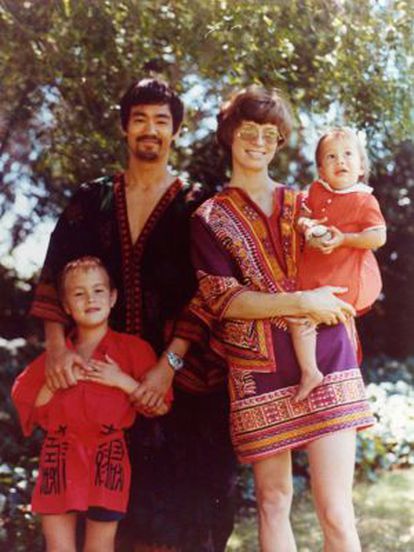 Bruce Lee junto a su mujer Linda y sus hijos Brandon y Shannon en una imagen de archivo.