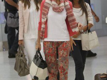 Isabel Preysler junto a sus hijas Tamara Falc&oacute; y Ana Boyer, en el aeropuerto de Miami, en septiembre.