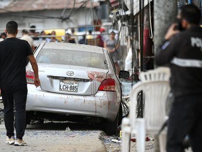 Miembros de la Policía Nacional inspeccionan el lugar de una explosión que el Gobierno ecuatoriano atribuye al crimen organizado, en el sur de Guayaquil, el 14 de agosto de 2022.