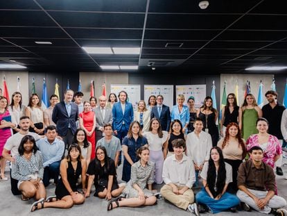Jóvenes participantes en el encuentro 'Juventud y digitalización', junto a los organizadores y funcionarios del Gobierno español, en una imagen difundida en redes sociales.