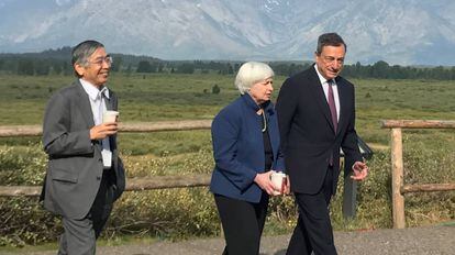 Desde la izquierda, Haruhiko Kuroda, gobernador del Bando de Japón, Janet Yellen, presidenta de la Fed, y Mario Draghi, presidente del BCE.