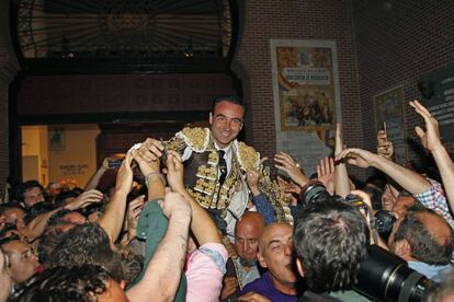 Enrique Ponce sale a hombros entre la algarabía de los aficionados.