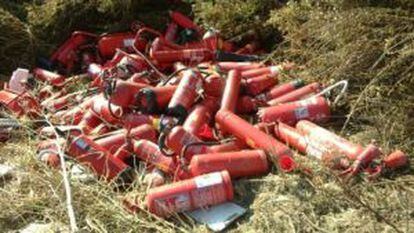 Extintores vertidos en un humedal en el término municipal de Valdemoro.