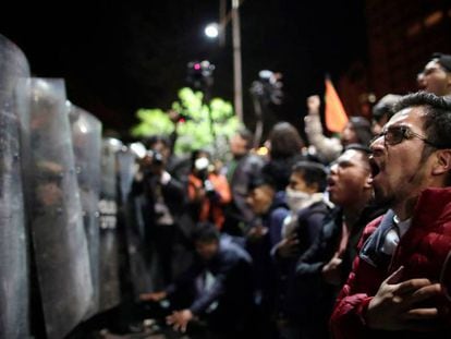 Simpatizantes del candidato opositor Carlos Mesa frente a un cordón policial, anoche en La Paz. En vídeo, resumen de las protestas.