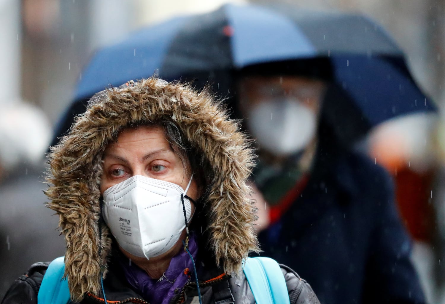 Una mujer lleva una mascarilla FPP2 en Berlín (Alemania).