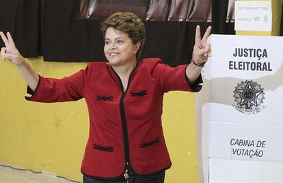 La candidata Dilma Rousseff saluda asus partidarios tras votar en Porto Alegre