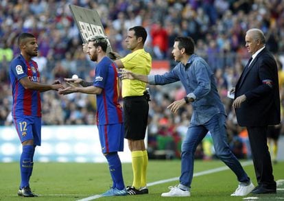 Messi saluda al mediocentro brasileño Rafinha al entrar al terreno de juego en sustitución de Sergio Busquets.