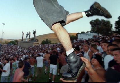 Unas Dr. Marftens se elevan entre el público durante un concierto de la banda estadounidense Korn en 1996.