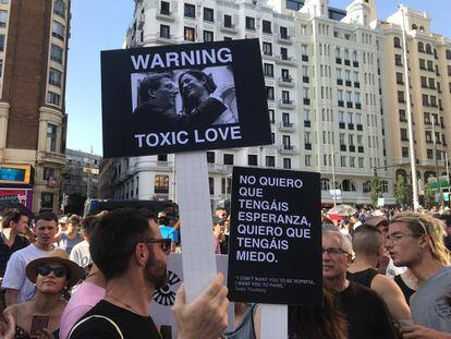 A la izquierda, pancarta con una imagen del alcalde Martínez Almeida (PP) y la vicealcaldesa Villacís (Ciudadanos), con el lema "Aviso: amor tóxico", y la derecha otra con una de las frases de mayor eco de la joven activista del climea Greta Thunberg: "No quiero que tengáis esperanza. Quiero que tengáis miedo".
