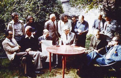 Miembros de OuLiPo, fotografiados en septiembre de 1975 en Boulogne (Francia).