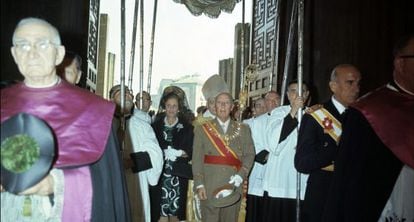 Franco, bajo palio, inaugura la Catedral de Vitoria en 1969.