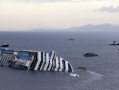 El barco Costa Concordia se hunde frente a la isla de Giglio (Italia)