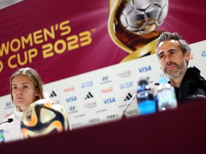 Soccer Football - FIFA Women's World Cup Australia and New Zealand 2023 - Spain Press Conference - Stadium Australia, Sydney, Australia - August 19, 2023 Spain coach Jorge Vilda with Irene Paredes during the press conference REUTERS/Carl Recine