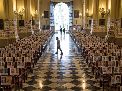 Retratos de fallecidos por covid-19 en una misa este sábado en la catedral de Lima.