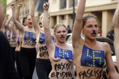 Luciendo bigotes como el de Hitler y con una cruz gamada dibujada en los senos desnudos, militantes del movimiento femenista Femen manifestaron en París contra el partido de extrema derecha, que presentaba sus listas para las elecciones europeas.