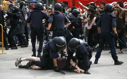 Desalojo de indignados en 2011 en la plaza de Catalunya.