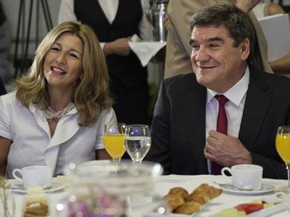 La ministra de Trabajo, Yolanda Díaz, junto al ministro de Seguridad Social, José Luis Escrivá, este lunes en un desayuno en Madrid