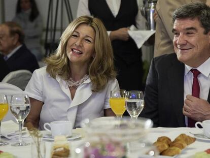 La ministra de Trabajo, Yolanda Díaz, junto al ministro de Seguridad Social, José Luis Escrivá, este lunes en un desayuno en Madrid