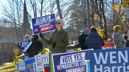 Una mujer en Brattleboro, Vermont, sostiene un letrero en favor del referendo que permite el aborto en su Estado.