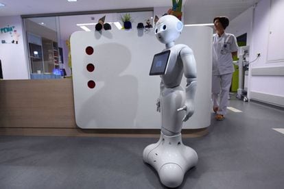 Un robot hace las funciones de informador en un centro hospitalario. 
