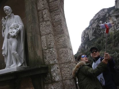 Turistes al monestir de Montserrat.