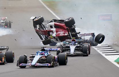 En la primera curva de Silverstone, un accidente múltiple entre varios pilotos ha obligado a detener el Gran Premio de Gran Bretaña. 