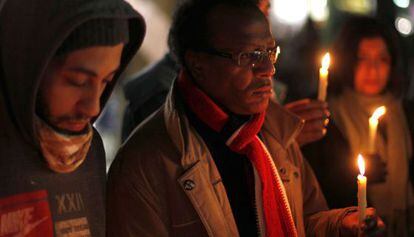 Un grupo de egipcios rinde homenaje a los fallecidos en Francia a las puertas de la embajada francesa en El Cairo. 
