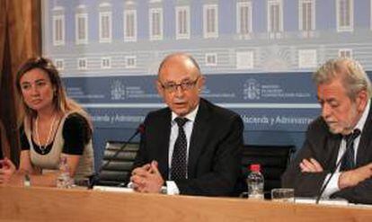 El ministro de Hacienda y Administraciones Públicas, Cristóbal Montoro (c), junto a los secretarios de Estado de Presupuestos, Marta Fernández Currás, y Administraciones Públicas, Antonio Beteta, durante la presentación de los datos de ejecución presupuestaria de las comunidades autónomas. EFE/Archivo