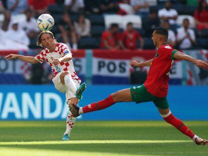 Luka Modric golpea el balón durante el partido entre Croacia y Marruecos.