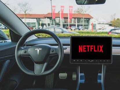 Tesla con Netflix y YouTube.