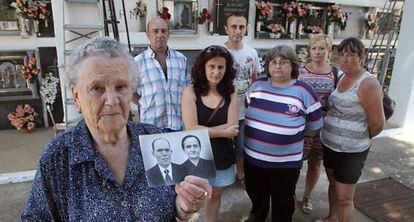 Familiares de los últimos maquis fusilados en Adamuz (Córdoba).