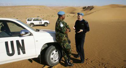 Dos oficiales de la Minurso durante una patrulla por el S&aacute;hara.