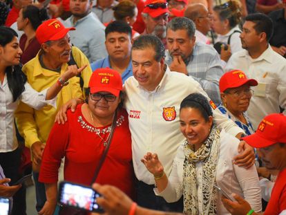 Elecciones en Coahuila 2023: Ricardo Mejía posa para una foto con partidarios del PT, durante un acto de campaña