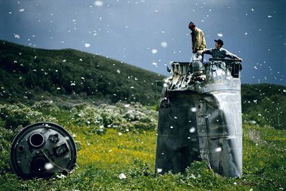 Lugareños recogiendo restos de un cohete espacial rodeados de mariposas. República de Altái, Rusia, 2000.