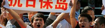 Manifestantes chinos protestan frente a la embajada japonesa en Pekín