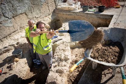 Dos operarios extraen arena de los sondeos que han localizado un barrio de la antigua ciudad fenicio-púnica de Chiclana (Cádiz)