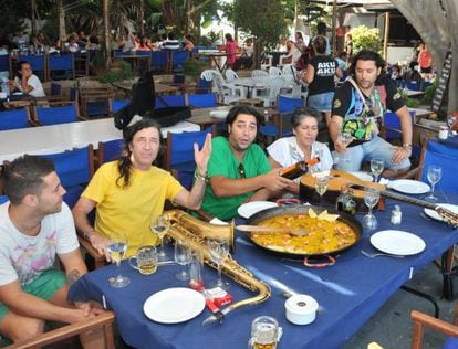 Una paella en el Aku Aku, con Jorge Pardo, Josemi Carmona, El Bandolero y María Flores.