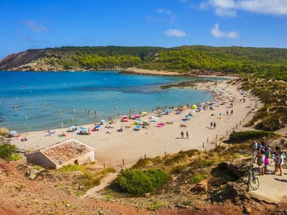 Menorca, isla verde, fondo azul