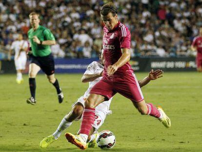 Bale, con la equipaci&oacute;n fucsia del Real Madrid frente a la Roma en Dallas.