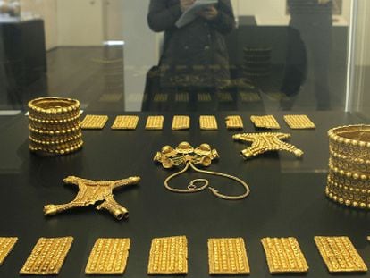 Piezas del Tesoro del Carambolo en el Museo Arqueol&oacute;gico de Sevilla.
