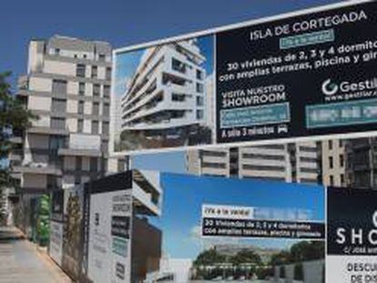 Cartel de una promotora anunciando la construcción de un edificio de viviendas en Madrid (España).