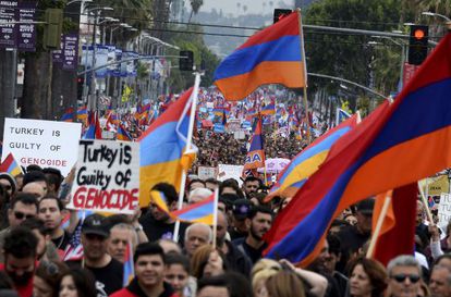 Desenes de milers de persones recorden el genocidi armeni en una manifestació pel centre de Hollywood, dimecres.