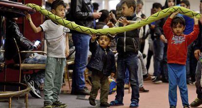 Niños refugiados esperan en la recepción de un centro de acogida en Halle (Alemania).