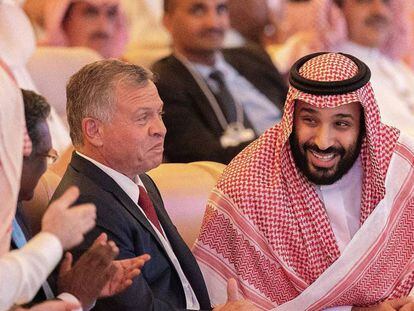 El príncipe heredero saudí, Mohamed bin Salman (derecha), el martes junto a invitados al foro de Riad. En vídeo, sus declaraciones.