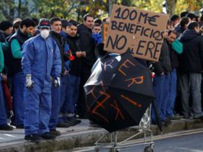 Protesta de trabajadores de CAF por el ERE de la empresa.