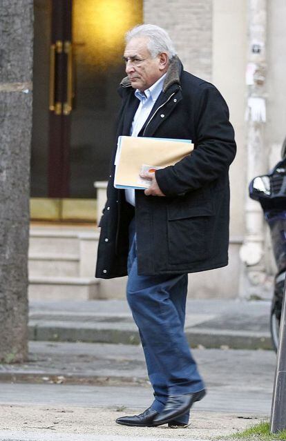Dominique Strauss-Kahn saliendo de su apartamento de París.